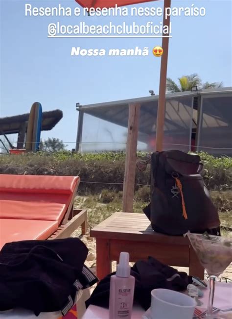 De biquíni, Larissa Manoela vai a beach club ao lado do marido, .
